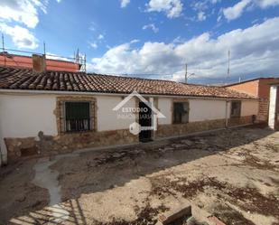 Vista exterior de Casa o xalet en venda en Mendavia amb Jardí privat, Terrassa i Moblat