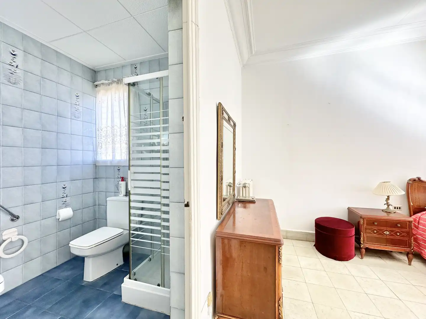 Badezimmer von Einfamilien-Reihenhaus zum Verkauf in El Masnou mit Heizung, Privatgarten und Terrasse