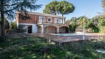 Vista exterior de Casa o xalet en venda en Villa del Prado amb Calefacció, Jardí privat i Terrassa