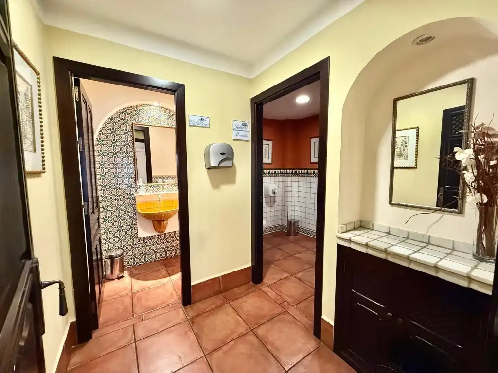 Bathroom of Commercial properties for rent in Córdoba