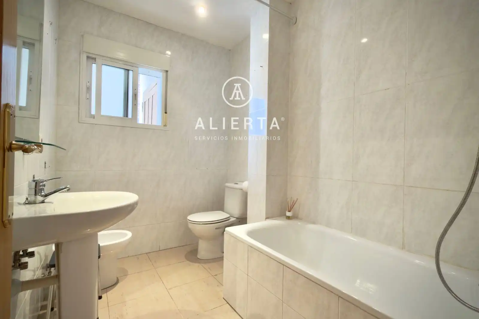Piso de alquiler en Pizarro, Doctor Cerrada