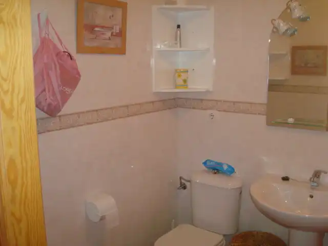 Badezimmer von Erdgeschoss zur Miete in Chiclana de la Frontera mit Klimaanlage, Heizung und Terrasse