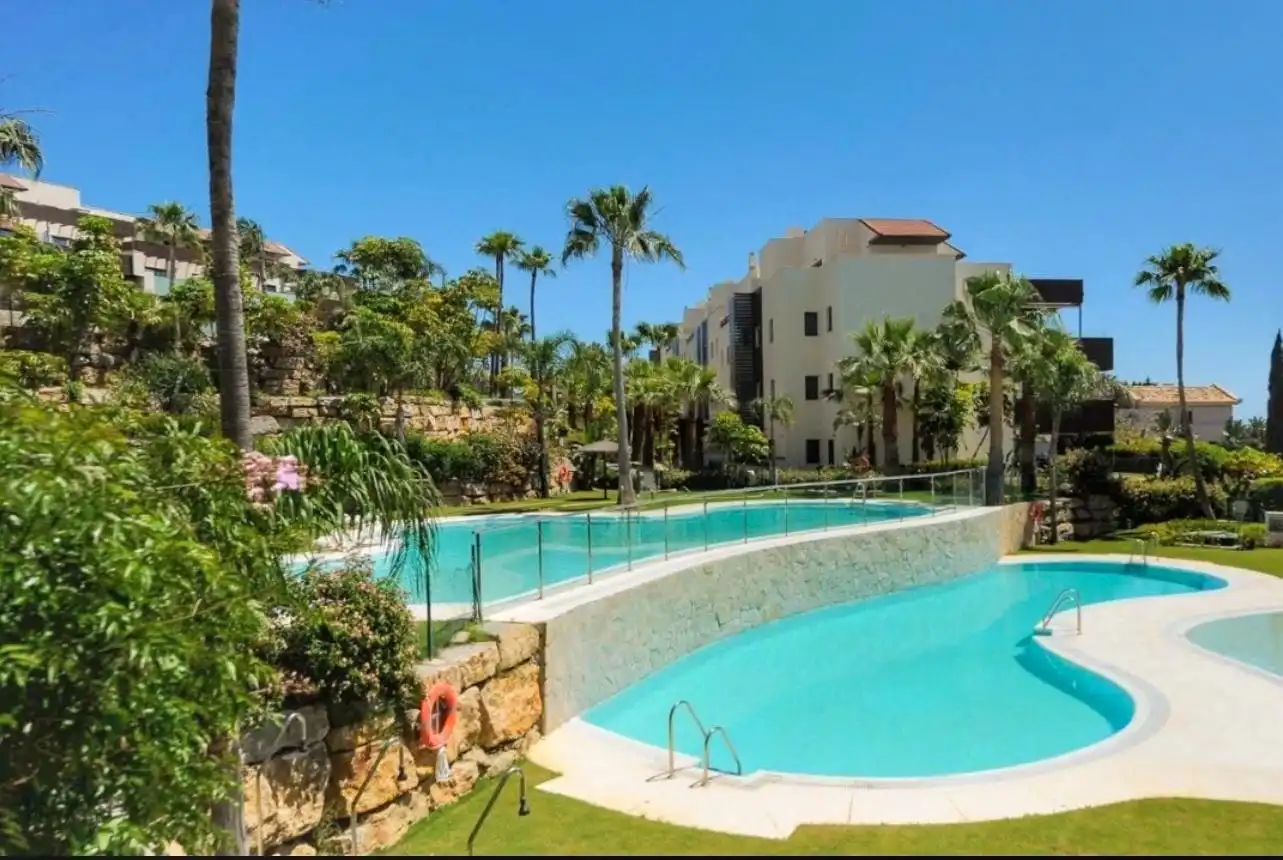 Piscina de Planta baixa de lloguer en Benahavís amb Aire condicionat, Terrassa i Moblat