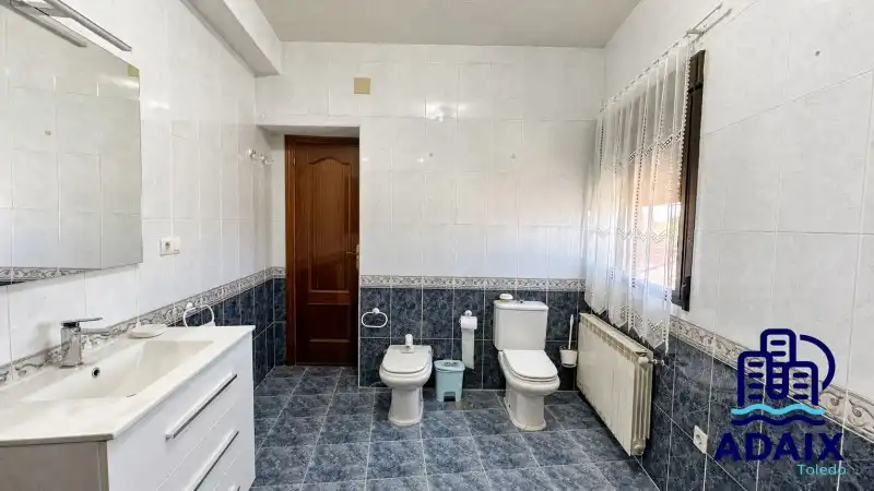 Baño de Casa adosada en venta en Huecas con Calefacción y Balcón