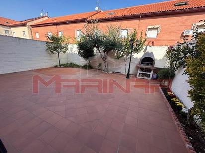 Terrassa de Casa adosada en venda en Seseña amb Aire condicionat, Calefacció i Jardí privat