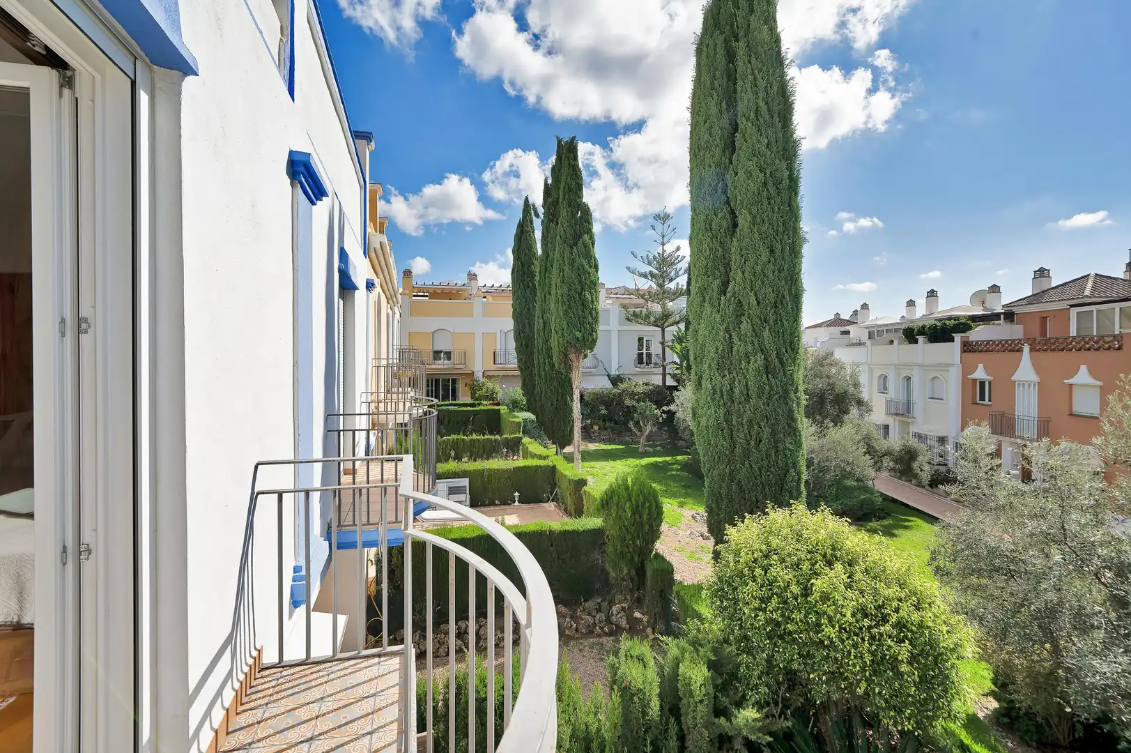 Vista exterior de Casa adosada en venta en Marbella con Jardín privado, Alarma y Piscina comunitaria