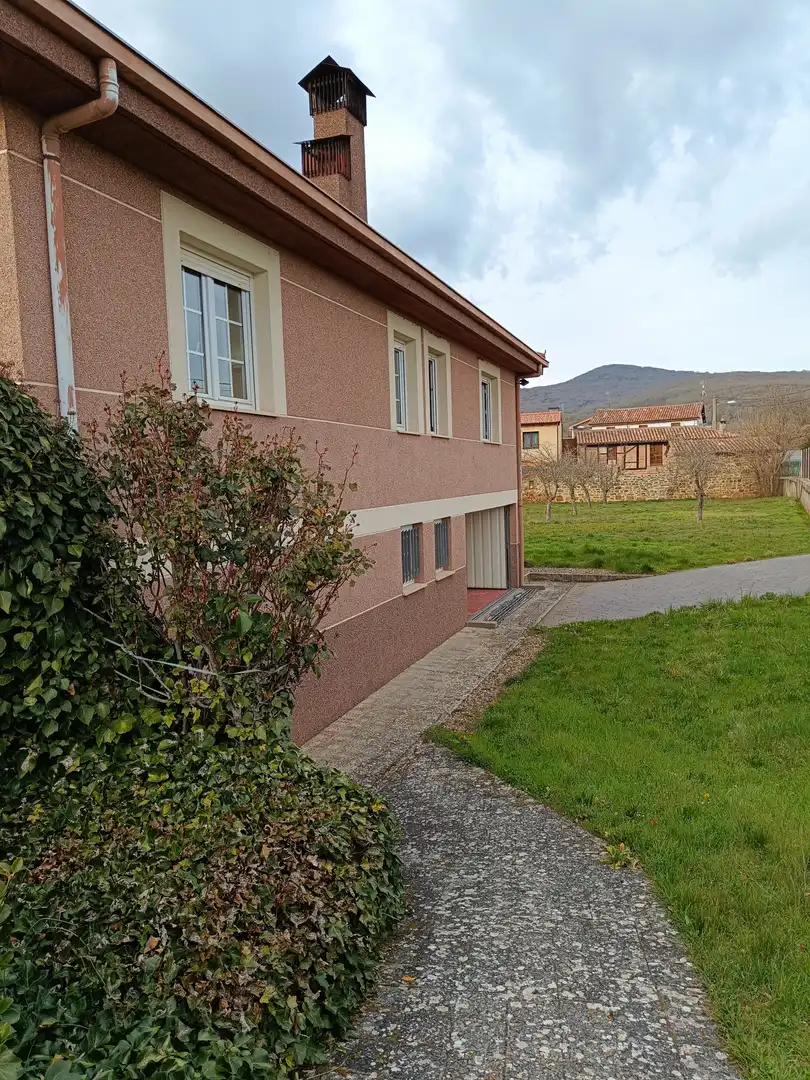 Vista exterior de Casa o xalet en venda en Aguilar de Campoo amb Calefacció i Terrassa