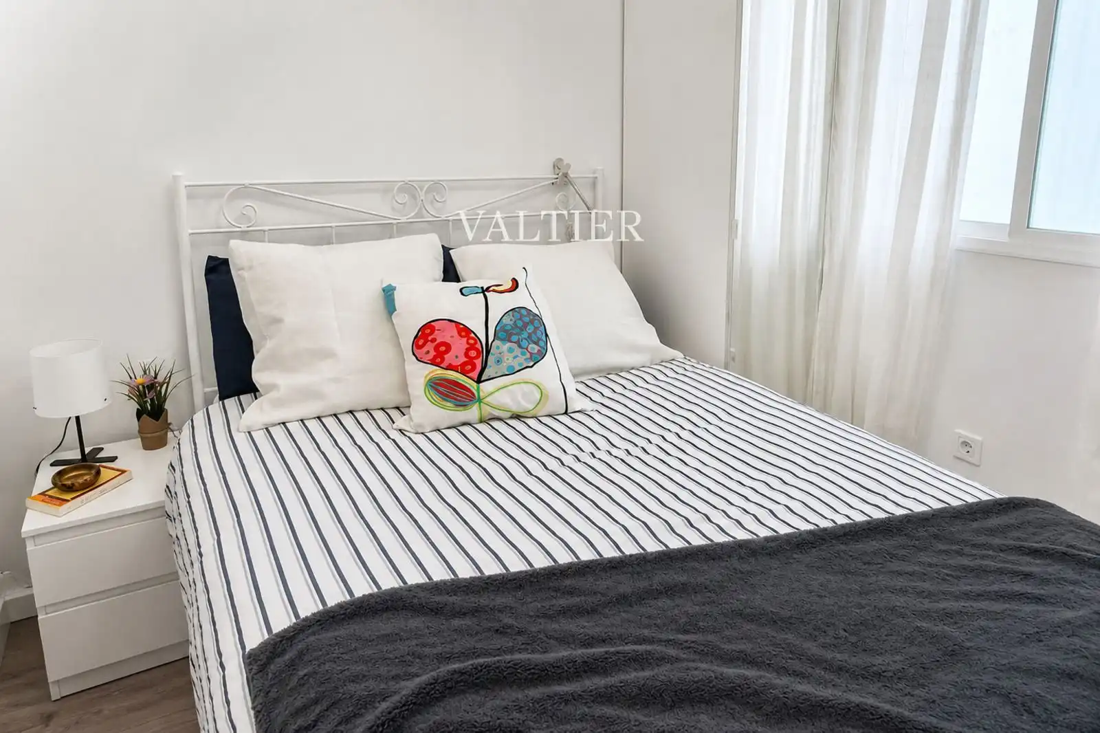 Bedroom of Flat for sale in Madrid  with Heating, Terrace and Furnished