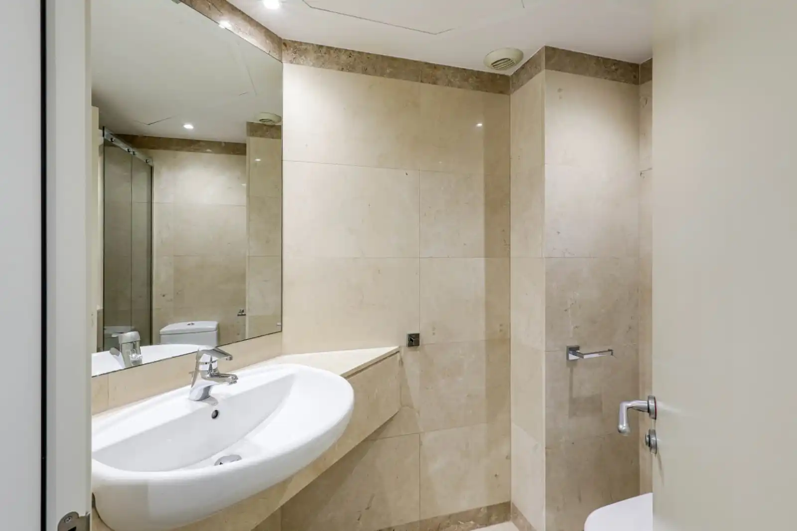 Badezimmer von Wohnungen zum Verkauf in Barcelona mit Klimaanlage, Heizung und Parkett