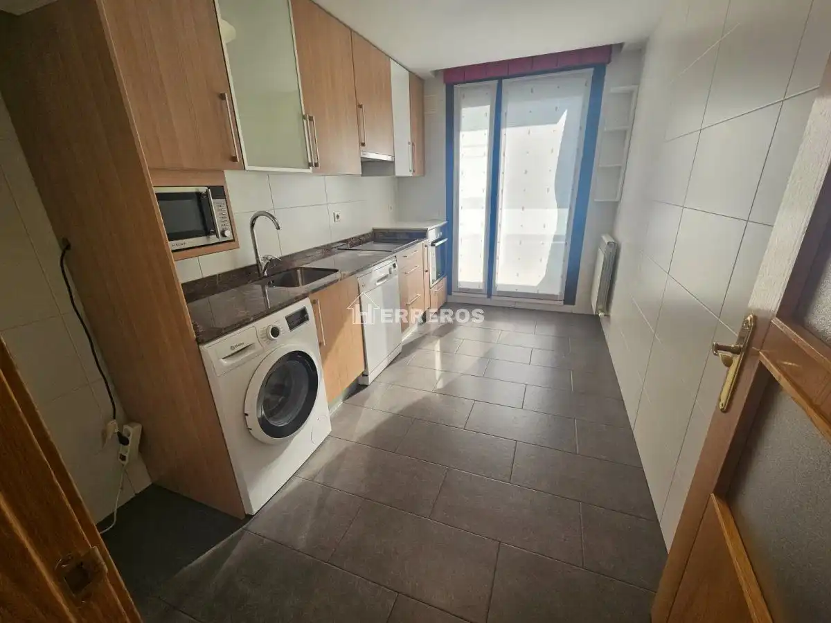 Cuina de Pis en venda en  Logroño amb Calefacció, Parquet i Traster