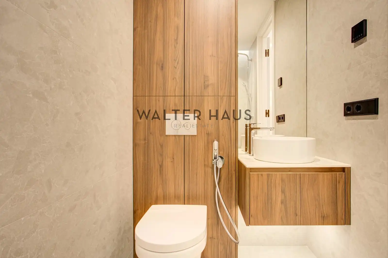 Badezimmer von Wohnung zum Verkauf in Barcelona mit Klimaanlage und Heizung