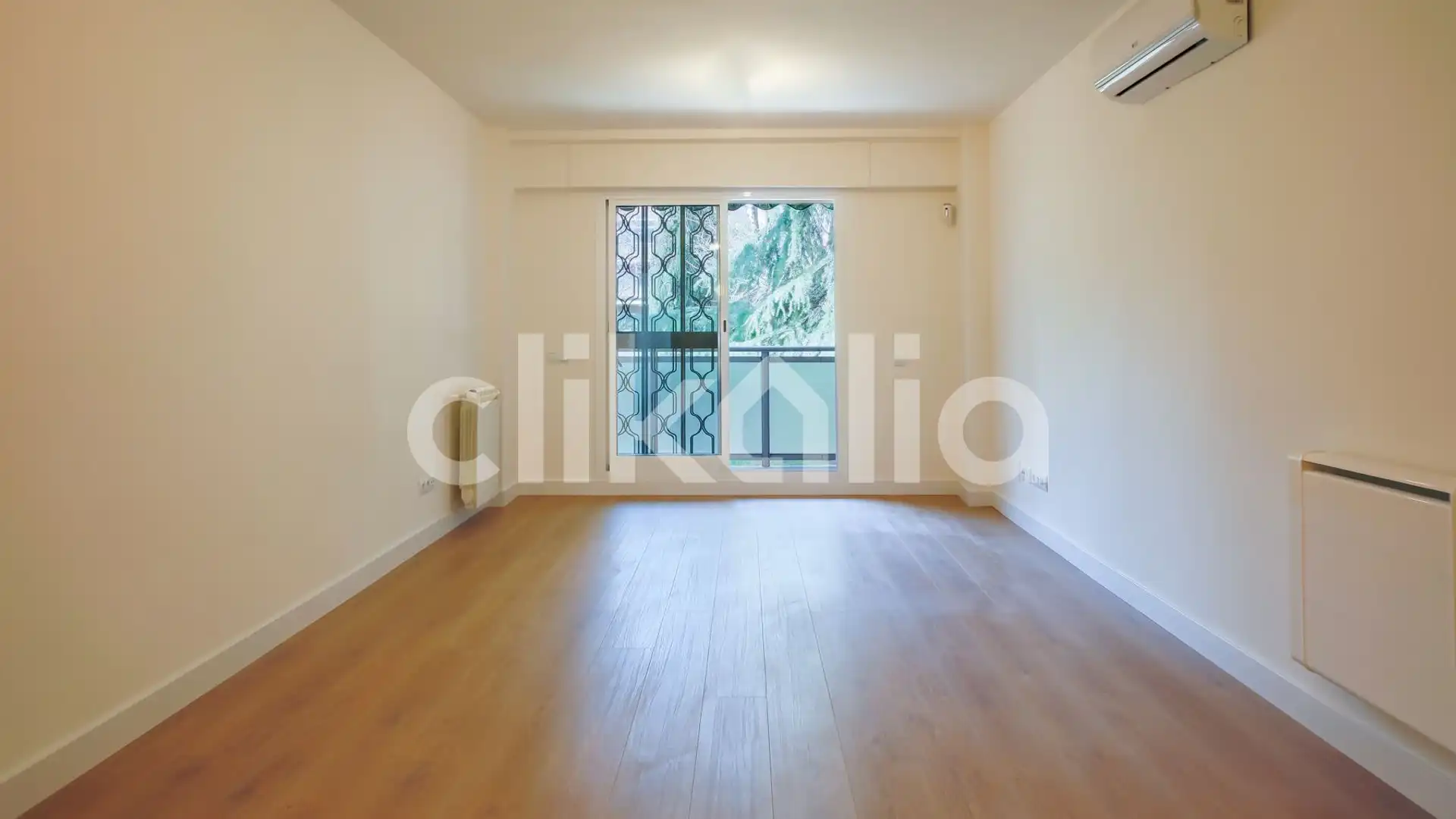 Bedroom of Flat for sale in  Madrid Capital  with Air Conditioner, Heating and Private garden