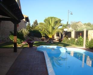 Swimming pool of Flat to share in Villaviciosa de Odón  with Heating, Furnished and Community pool