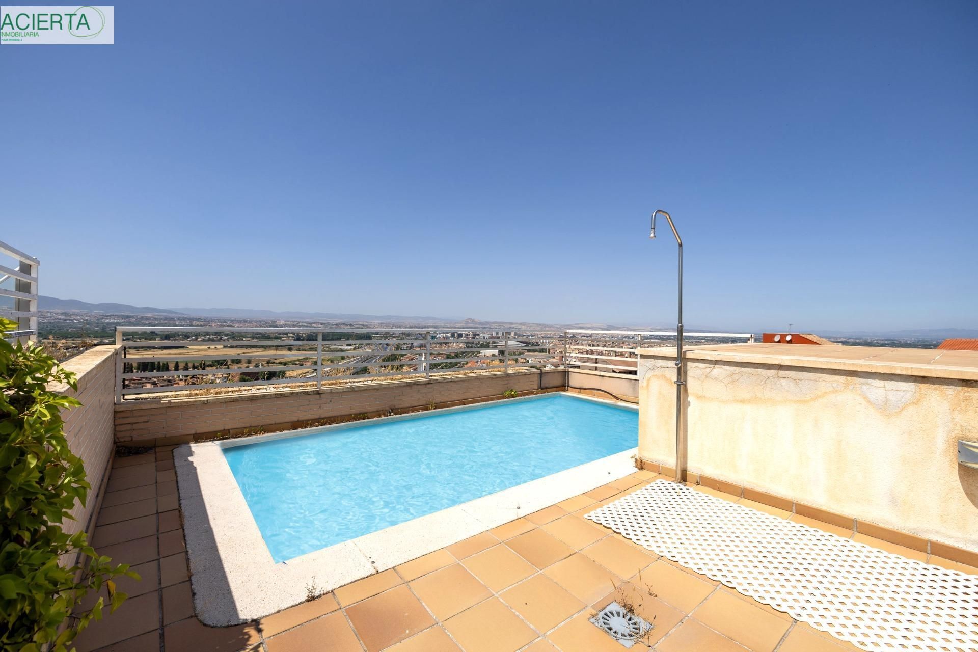 Piscina de Casa adosada en venda en  Granada Capital amb Aire condicionat, Calefacció i Terrassa