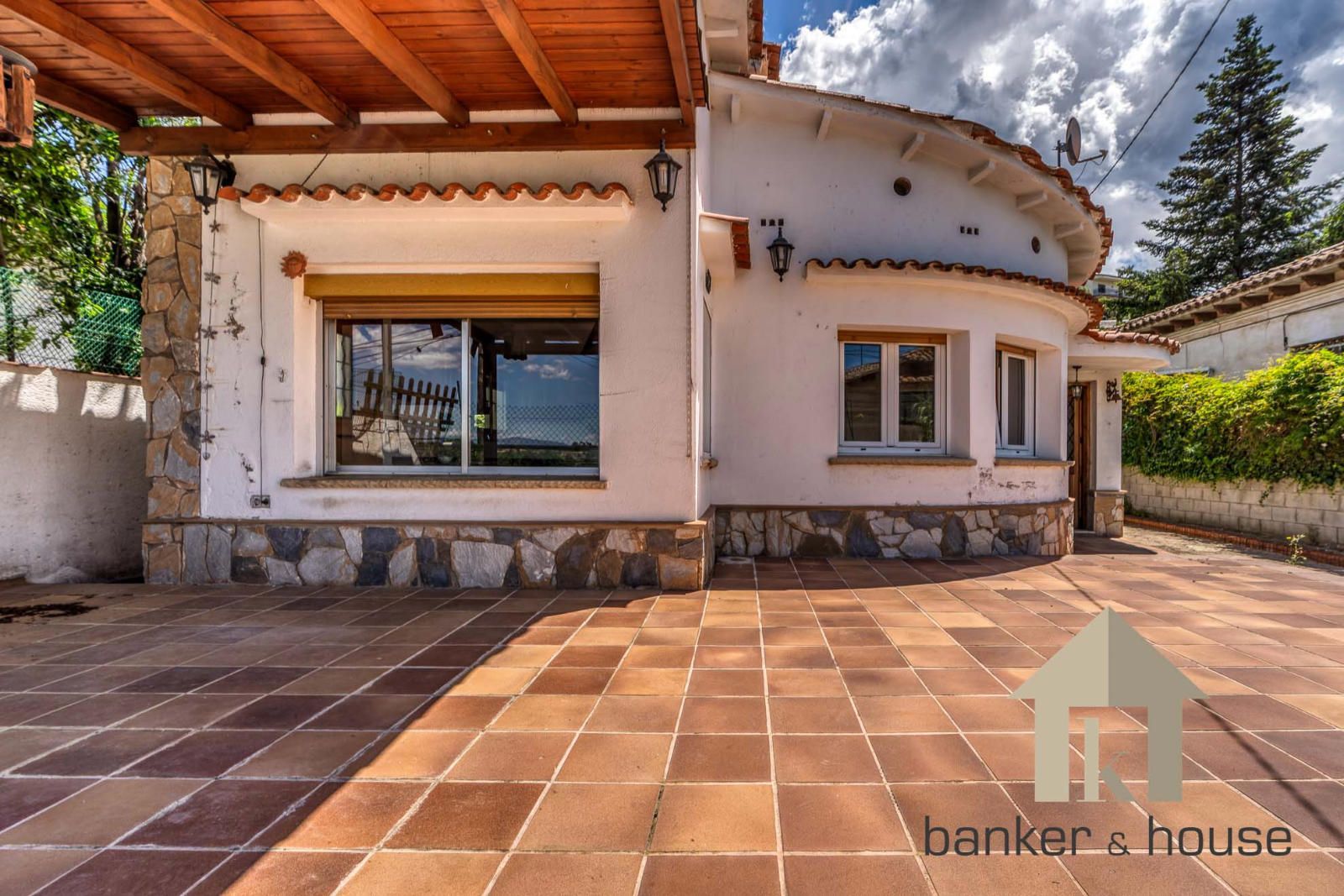 Vista exterior de Casa o xalet en venda en Cerdanyola del Vallès amb Calefacció, Parquet i Terrassa
