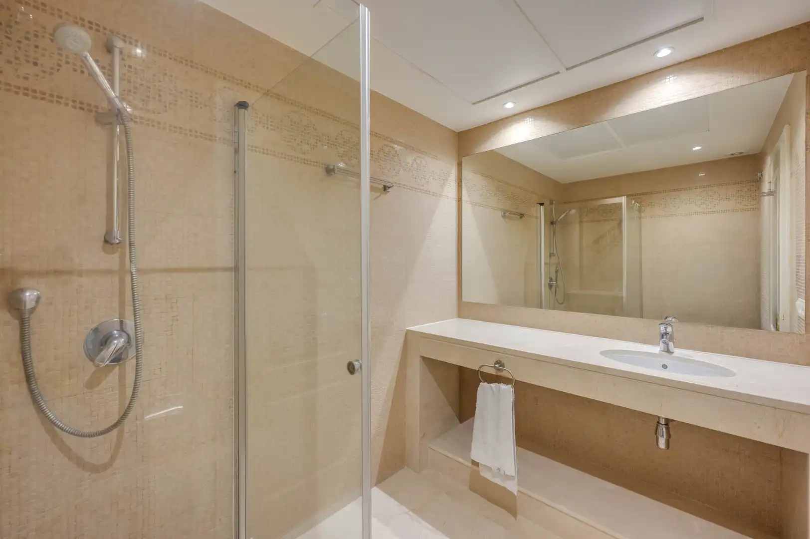 Bathroom of Apartments for sale in Benahavís  with Air Conditioner, Terrace and Storage room
