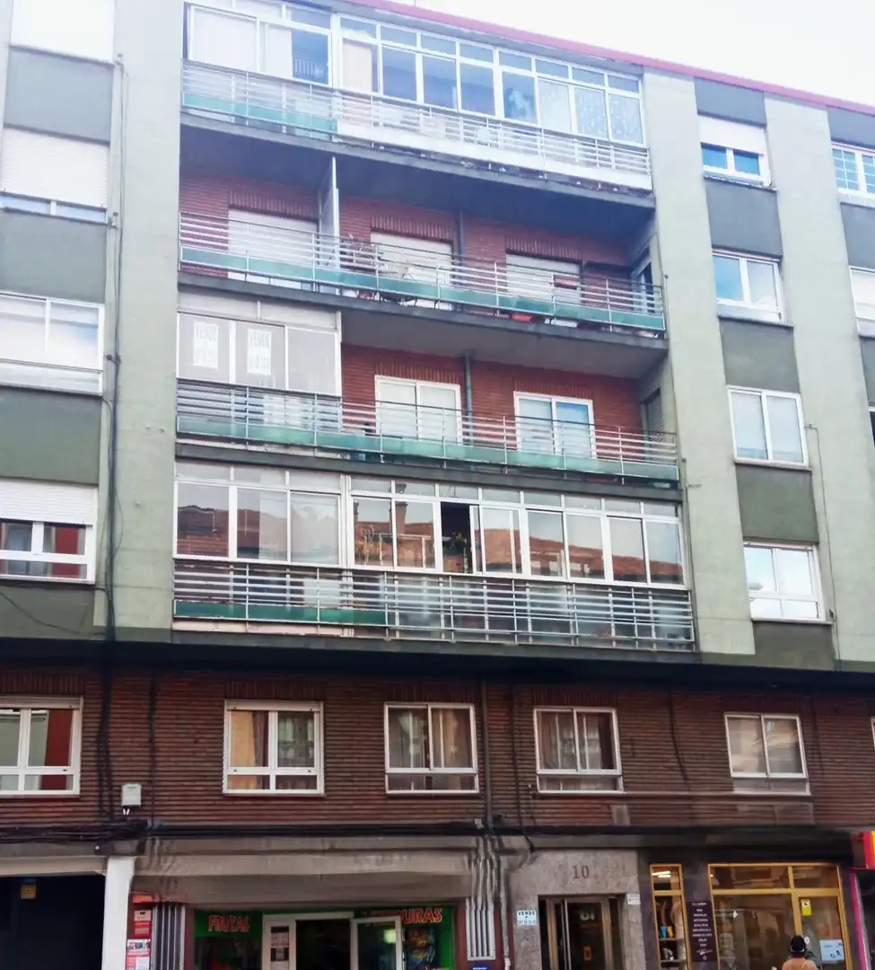 Vista exterior de Piso en venta en León Capital  con Calefacción, Parquet y Terraza