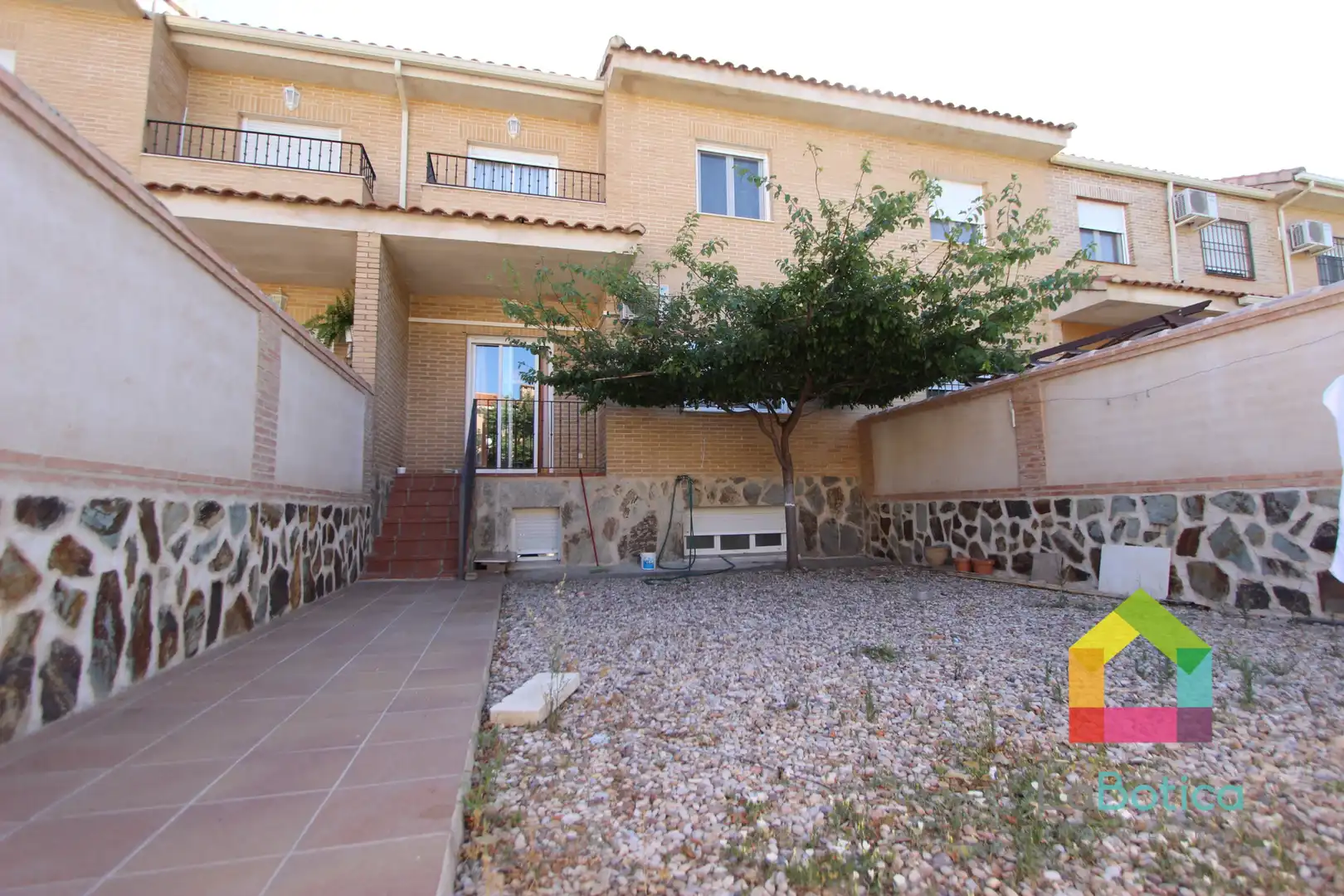 Außenansicht von Einfamilien-Reihenhaus zur Miete in Argés mit Klimaanlage, Privatgarten und Abstellraum