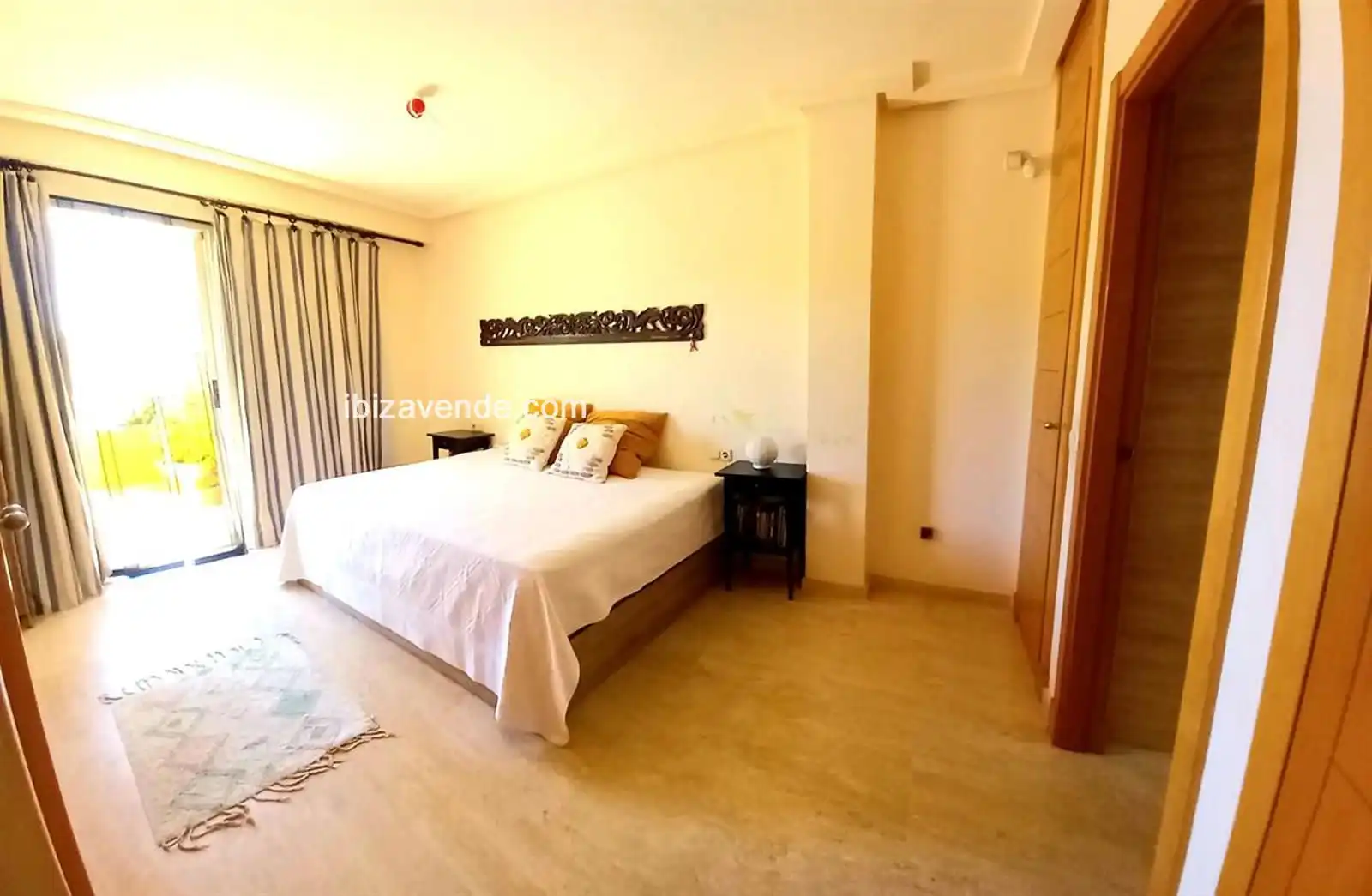 Schlafzimmer von Dachboden zum Verkauf in Santa Eulària des Riu mit Klimaanlage, Heizung und Terrasse