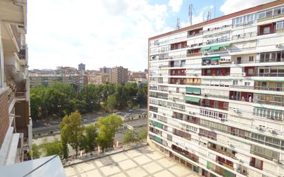 Exterior view of Flat to rent in  Madrid Capital  with Air Conditioner and Terrace