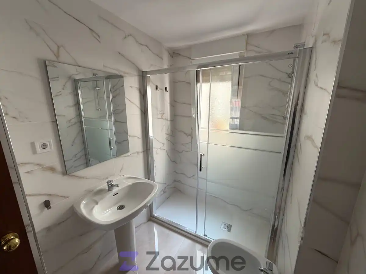 Bathroom of Flat for rent in Santander  with Heating, Parquet flooring and Storage room