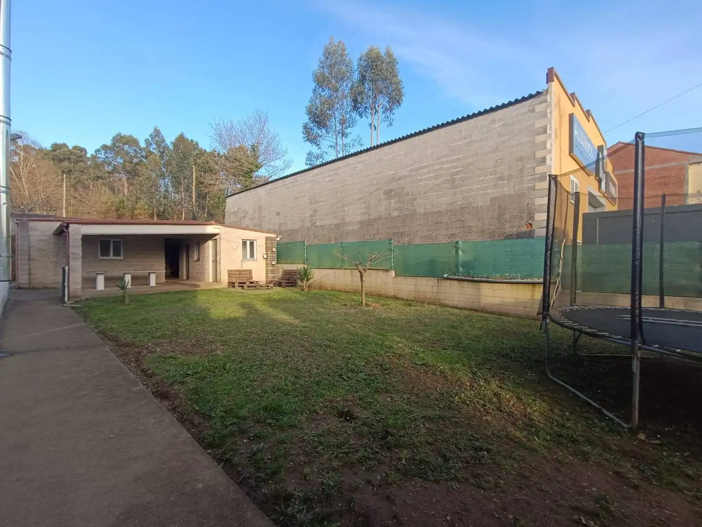 Außenansicht von Wohnung zum Verkauf in Touro mit Privatgarten, Terrasse und Abstellraum