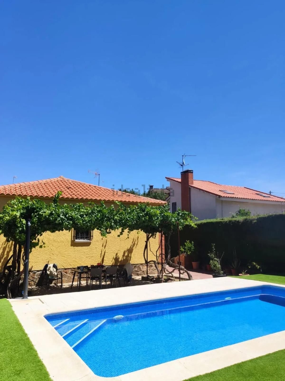 Exterior view of House or chalet for sale in Casarrubios del Monte  with Air Conditioner, Heating and Private garden