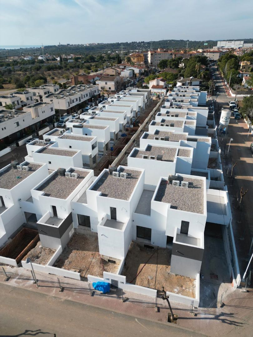 Exterior view of Single-family semi-detached for sale in Roda de Berà  with Air Conditioner, Heating and Private garden