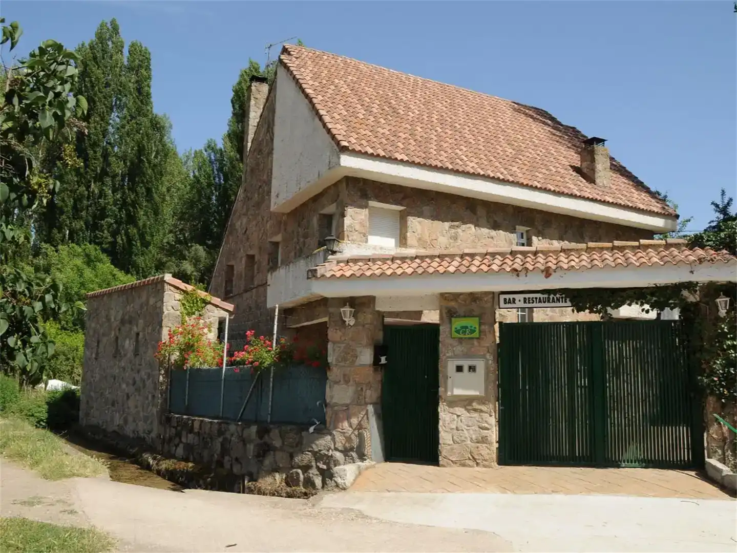 Vista exterior de Casa o chalet en venta en Yélamos de Abajo con Amueblado y Balcón