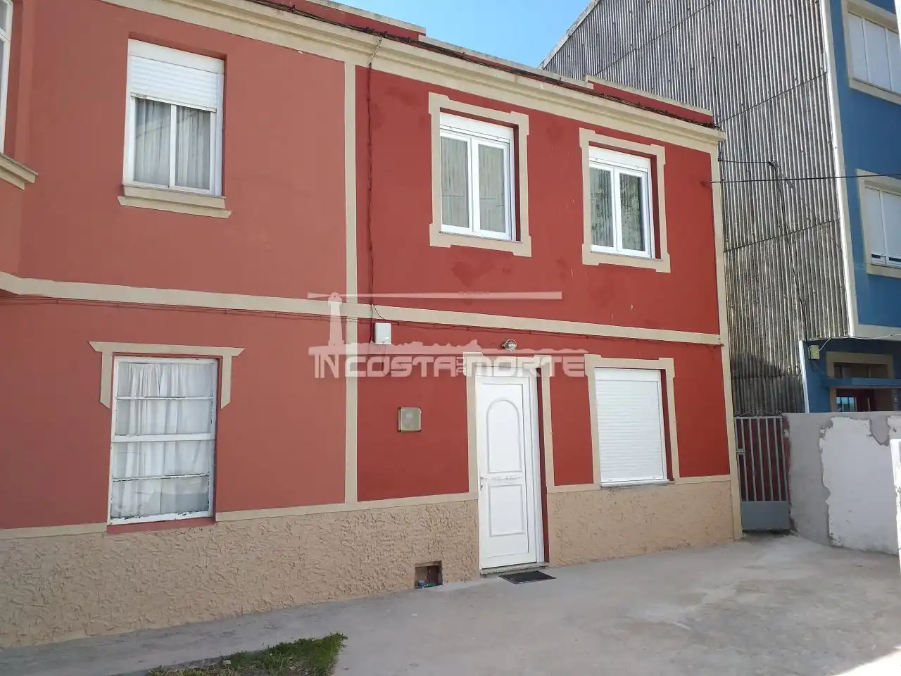 Vista exterior de Casa adosada en venta en Muxía con Calefacción, Jardín privado y Amueblado