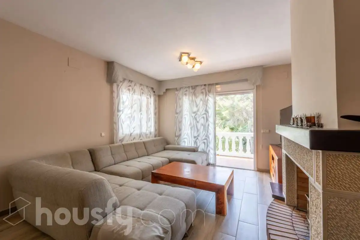 Sala d'estar de Casa o xalet en venda en Cubelles amb Aire condicionat, Calefacció i Jardí privat