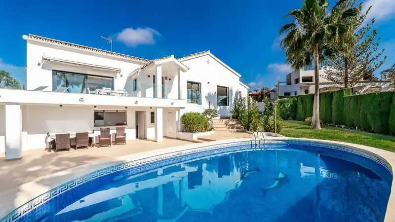 Vista exterior de Casa o xalet de lloguer en Marbella amb Aire condicionat, Calefacció i Jardí privat