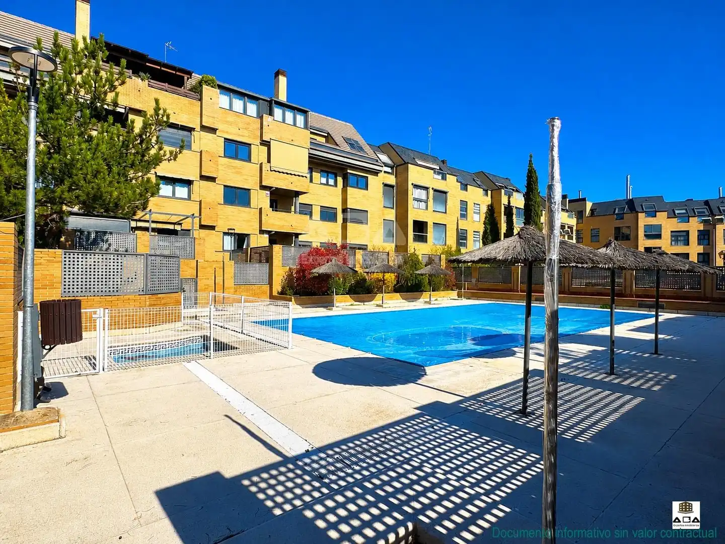 Schwimmbecken von Wohnung zum Verkauf in Las Rozas de Madrid mit Klimaanlage, Heizung und Privatgarten
