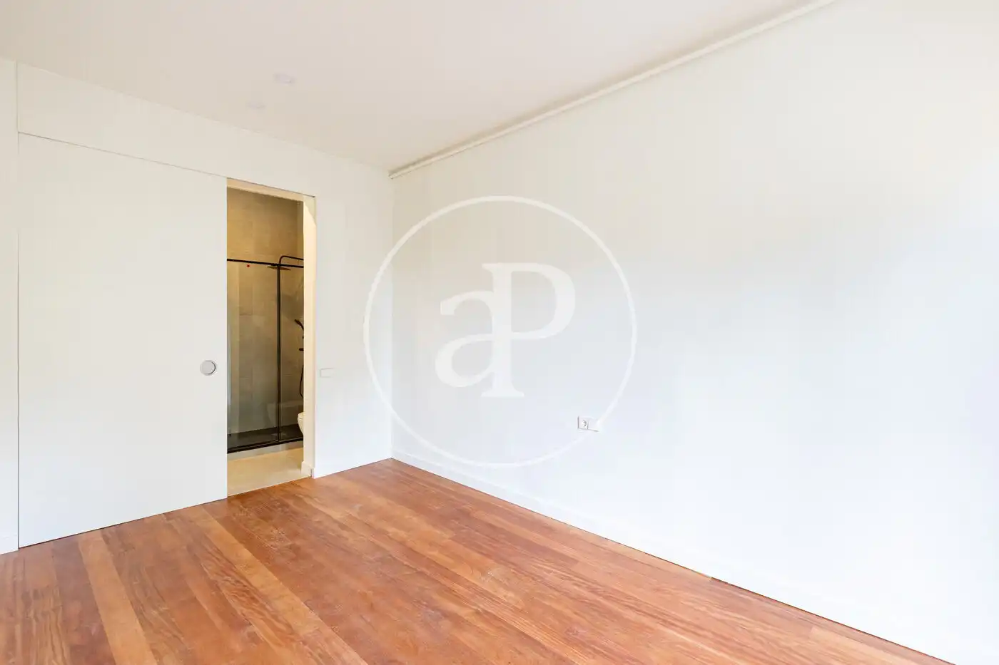Schlafzimmer von Wohnung zum Verkauf in Barcelona mit Klimaanlage, Heizung und Balkon