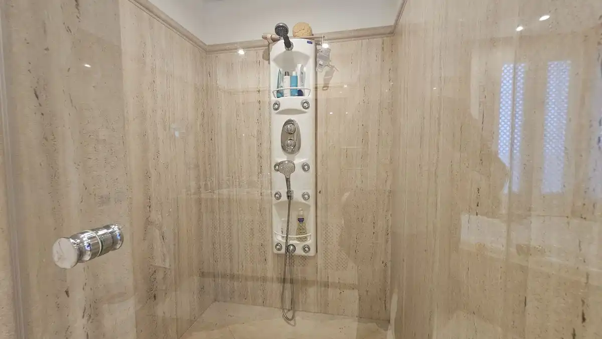 Bathroom of Flat for sale in Marbella  with Terrace, Storage room and Swimming Pool