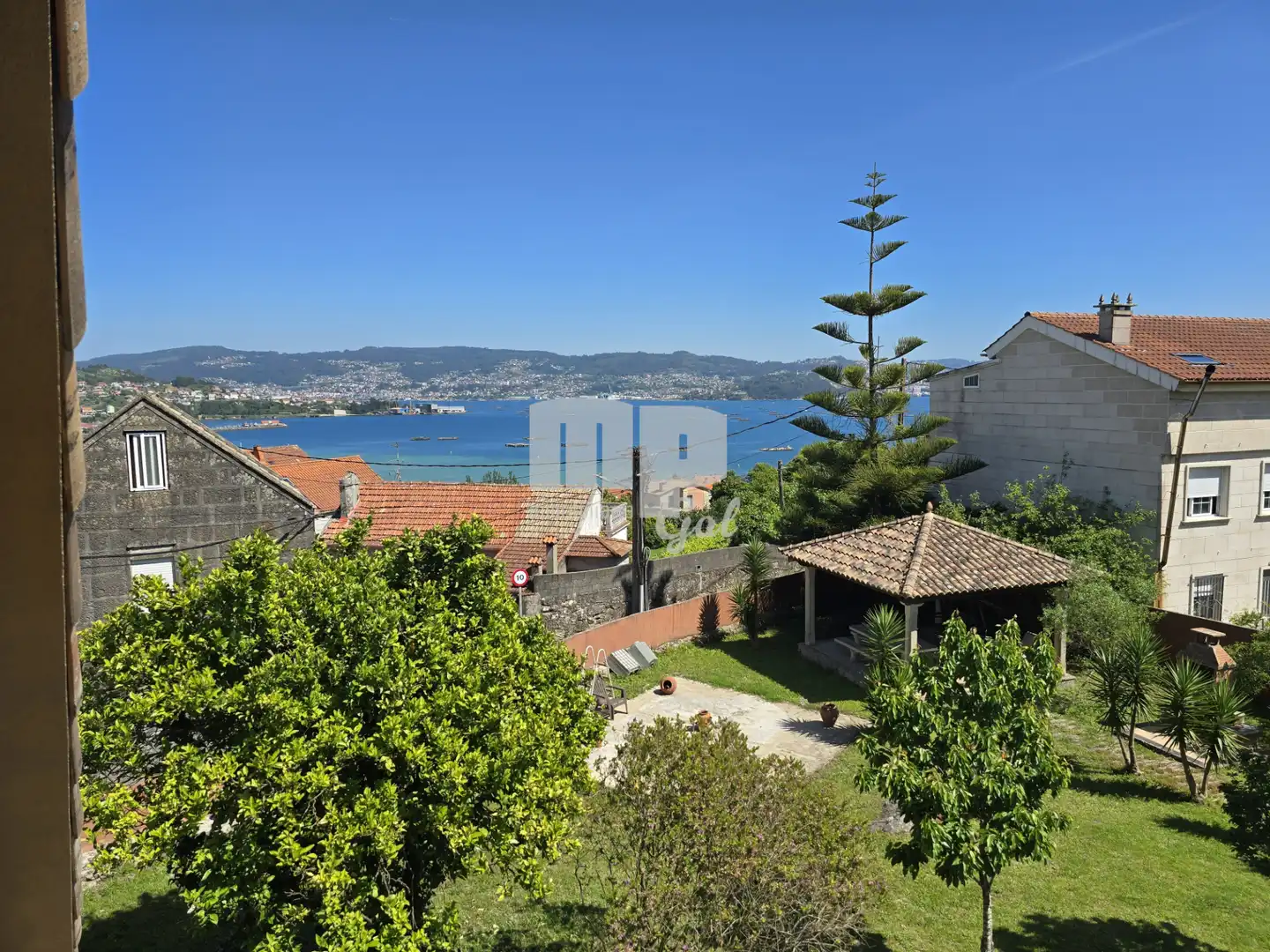 Vista exterior de Finca rústica en venda en Moaña amb Jardí privat, Traster i Moblat