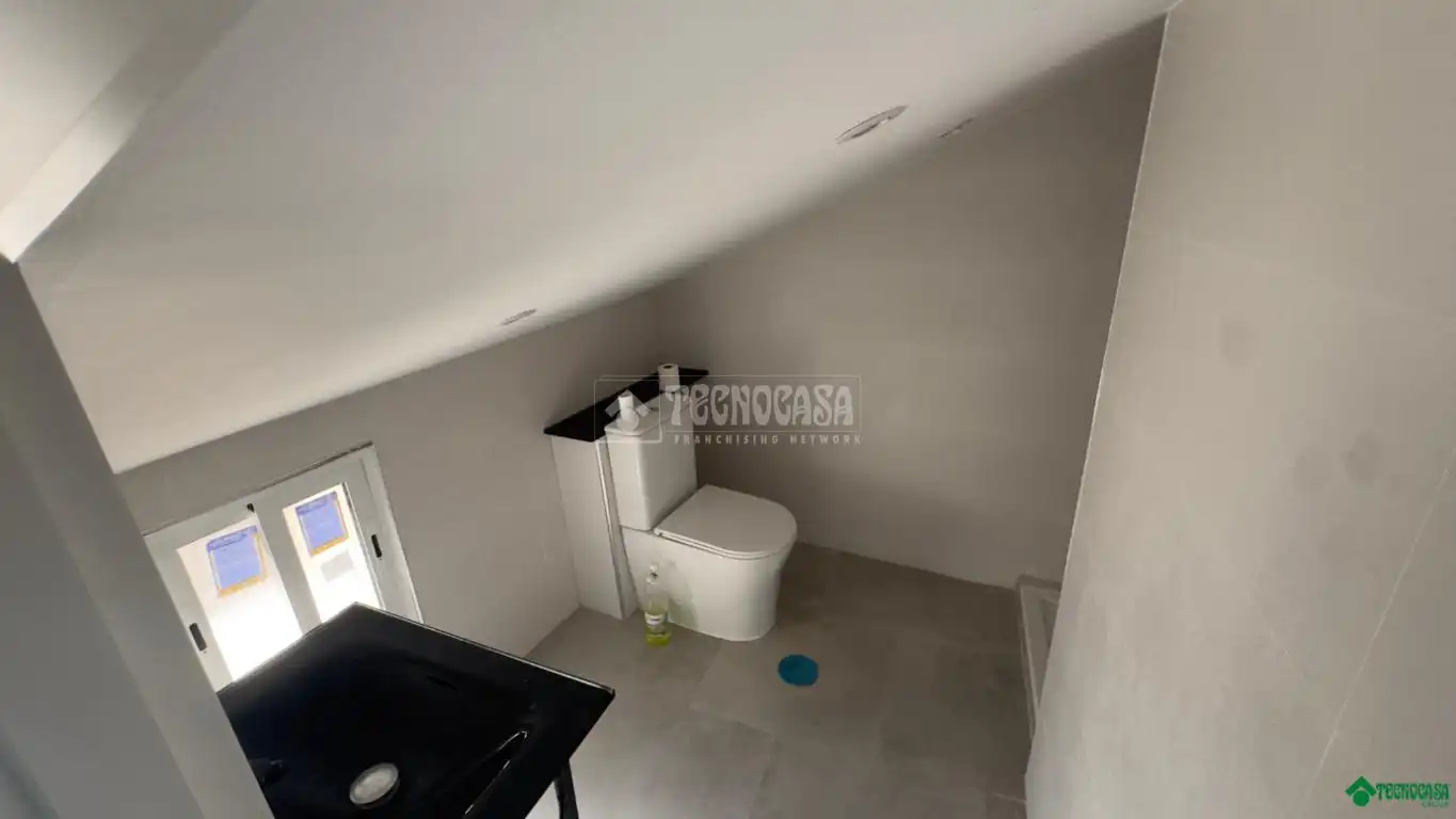 Baño de Casa adosada en venta en Villarrubio con Calefacción, Amueblado y Alarma
