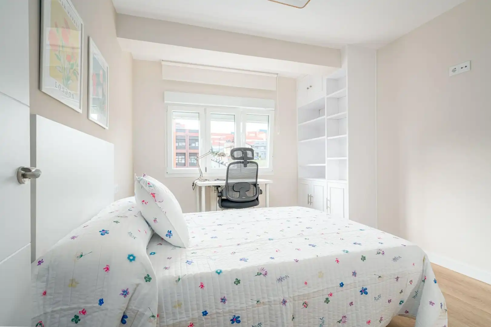 Schlafzimmer von Wohnung zur Miete in Oviedo  mit Heizung, Terrasse und Möbliert
