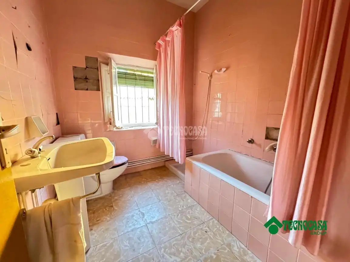 Bathroom of Houses for sale in Alcabón