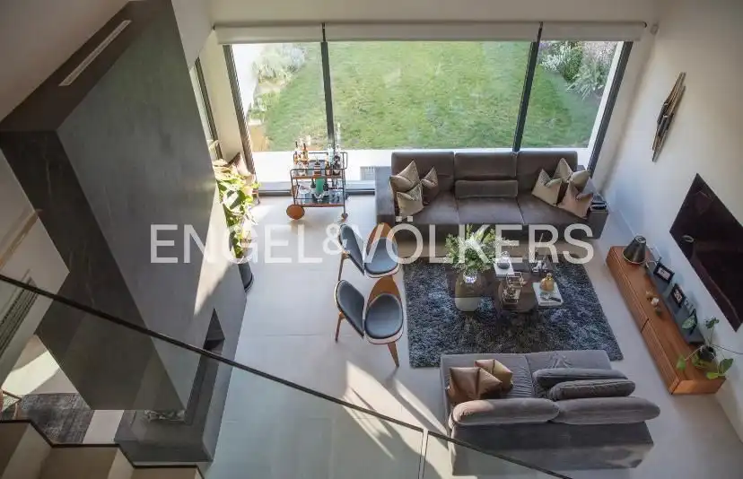 Sala de estar de Casa adosada de alquiler en Boadilla del Monte con Aire acondicionado, Calefacción y Jardín privado