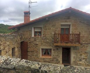 Vista exterior de Casa o xalet en venda en Alfoz de Bricia amb Terrassa i Balcó