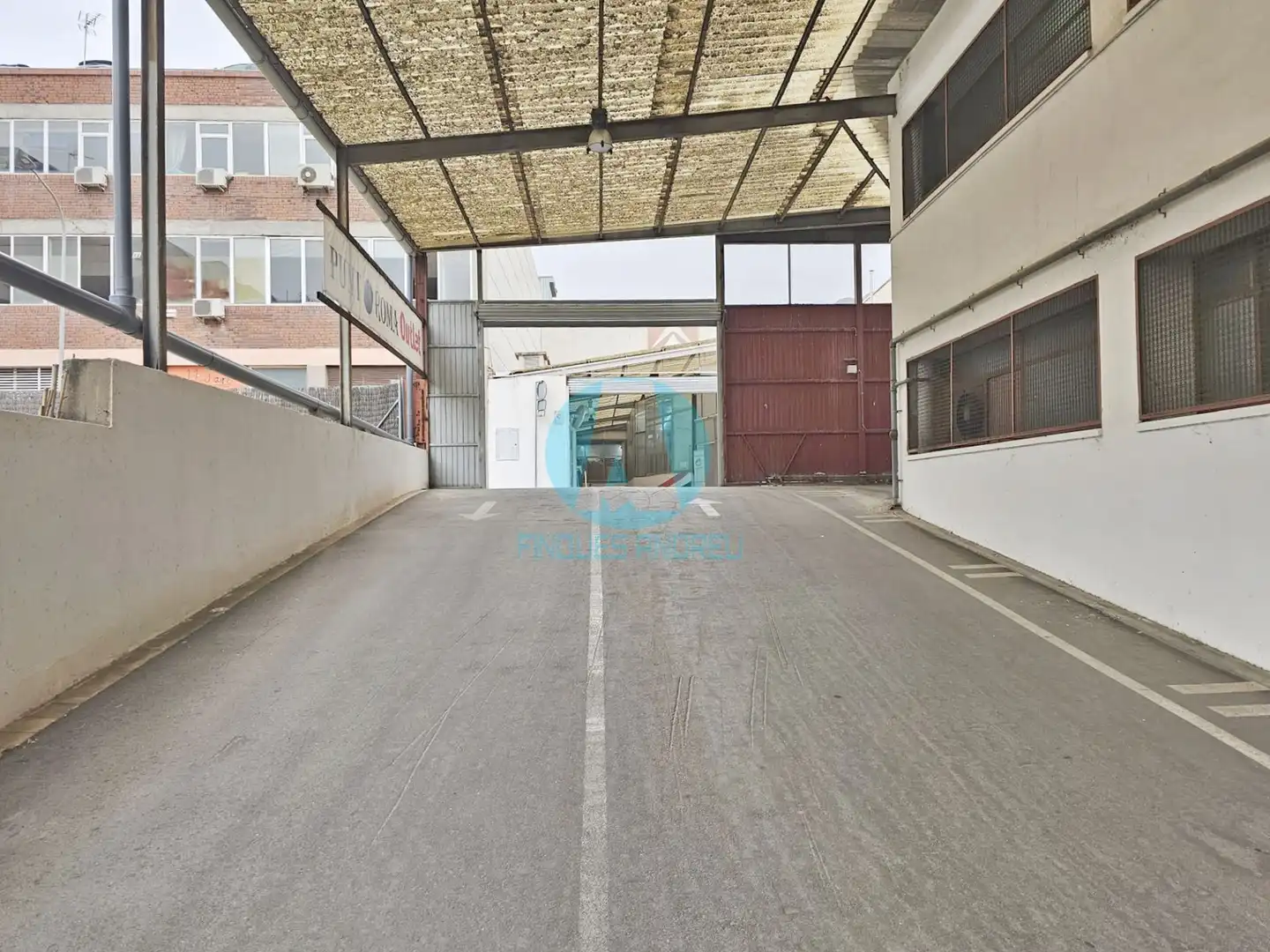 Parking de Nave industrial de alquiler en Mataró