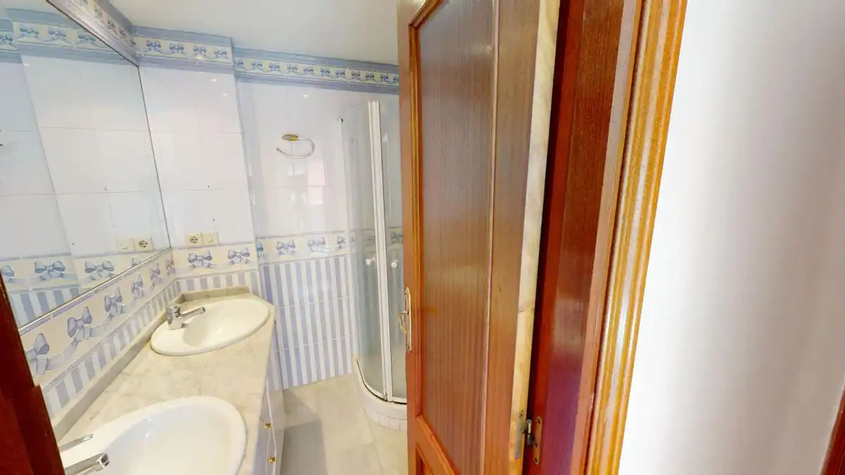 Bathroom of Flat for rent in Sevilla  with Air Conditioner, Heating and Terrace