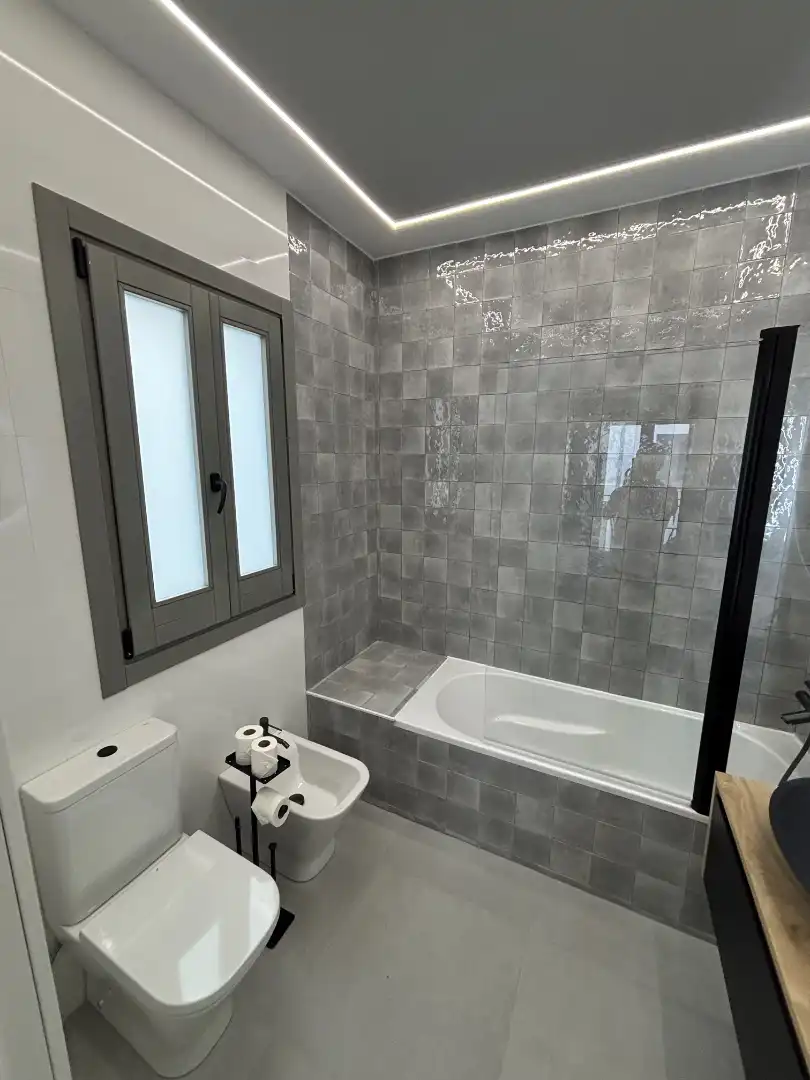 Badezimmer von Wohnung zur Miete in Granada mit Klimaanlage, Heizung und Möbliert