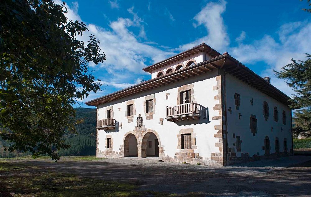 Vista exterior de Casa o xalet en venda en Legazpi amb Jardí privat, Balcó i Alarma