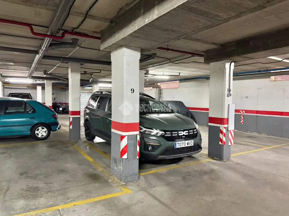 Parking de Piso en venta en Palencia con Calefacción y Trastero