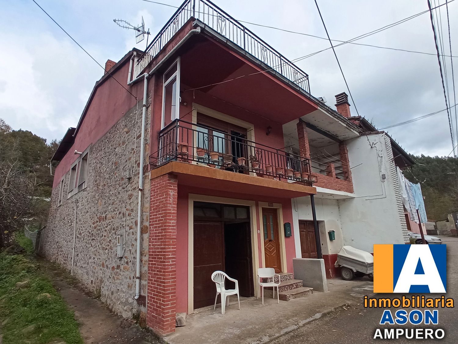 Vista exterior de Casa adosada en venda en Ampuero amb Jardí privat, Terrassa i Moblat
