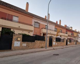 Vista exterior de Casa adosada en venda en Montequinto amb Calefacció i Balcó