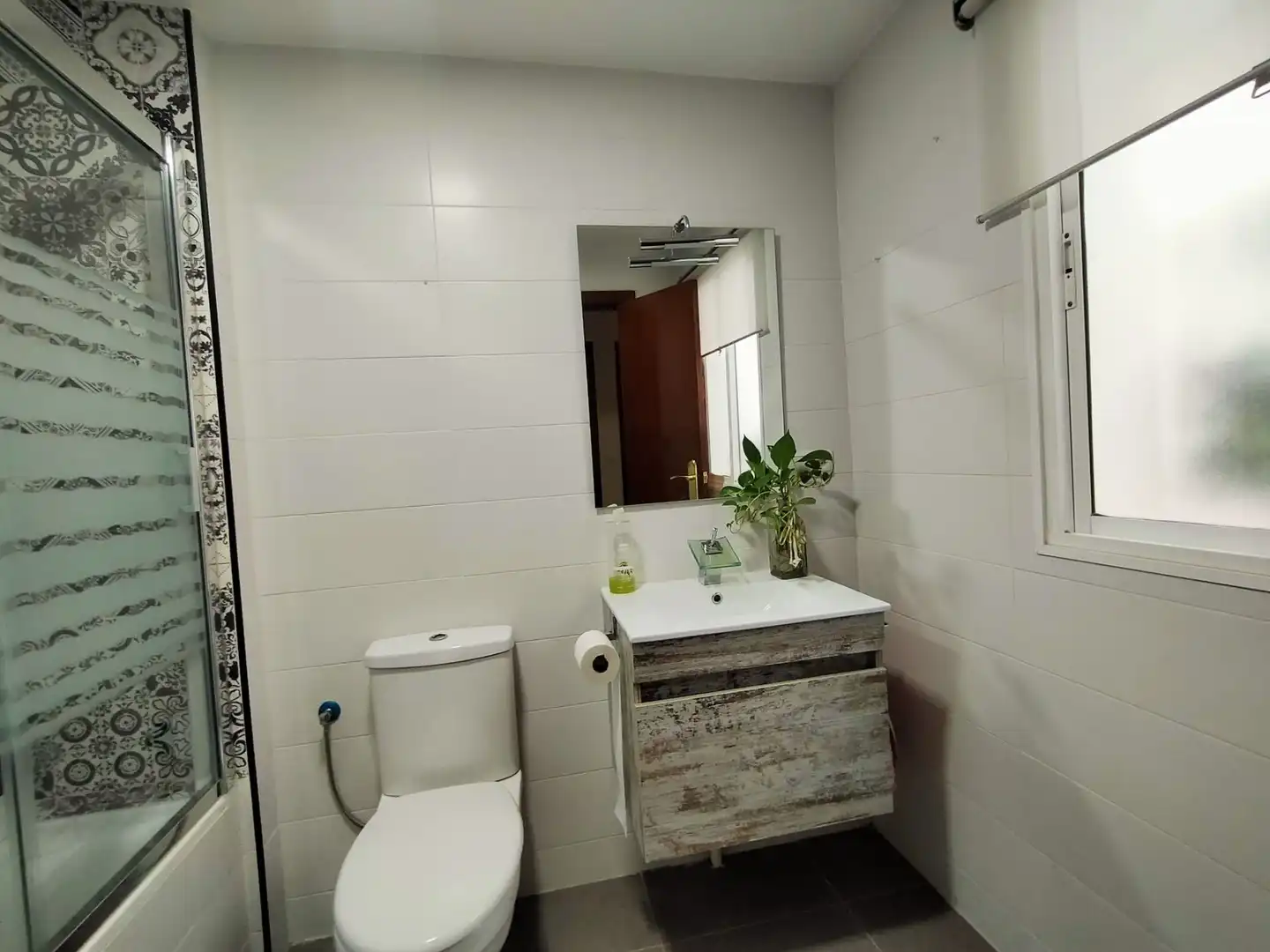 Bathroom of Flat for sale in Sevilla  with Air Conditioner and Terrace