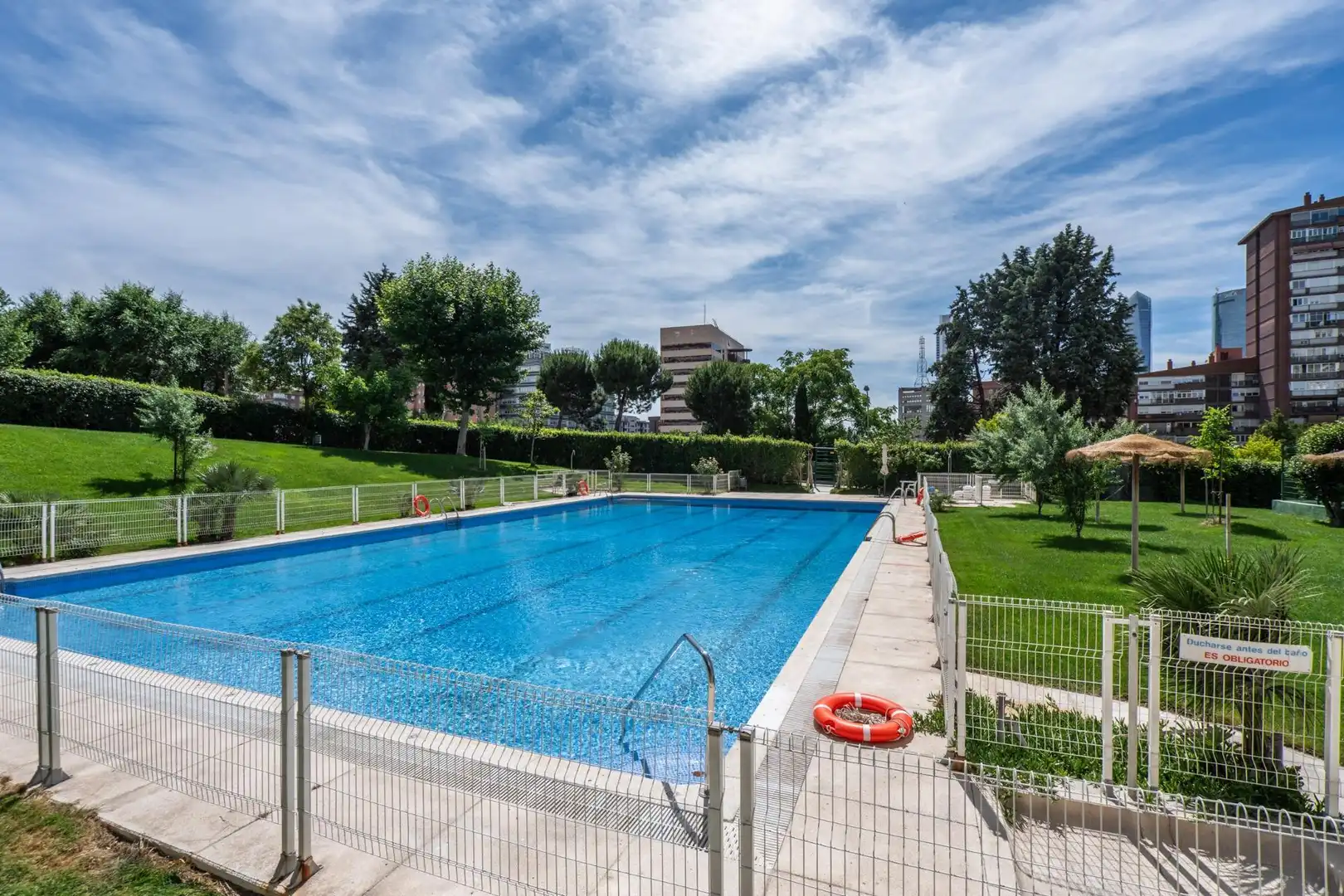 Piscina de Oficina en venta en Madrid con Aire acondicionado y Calefacción